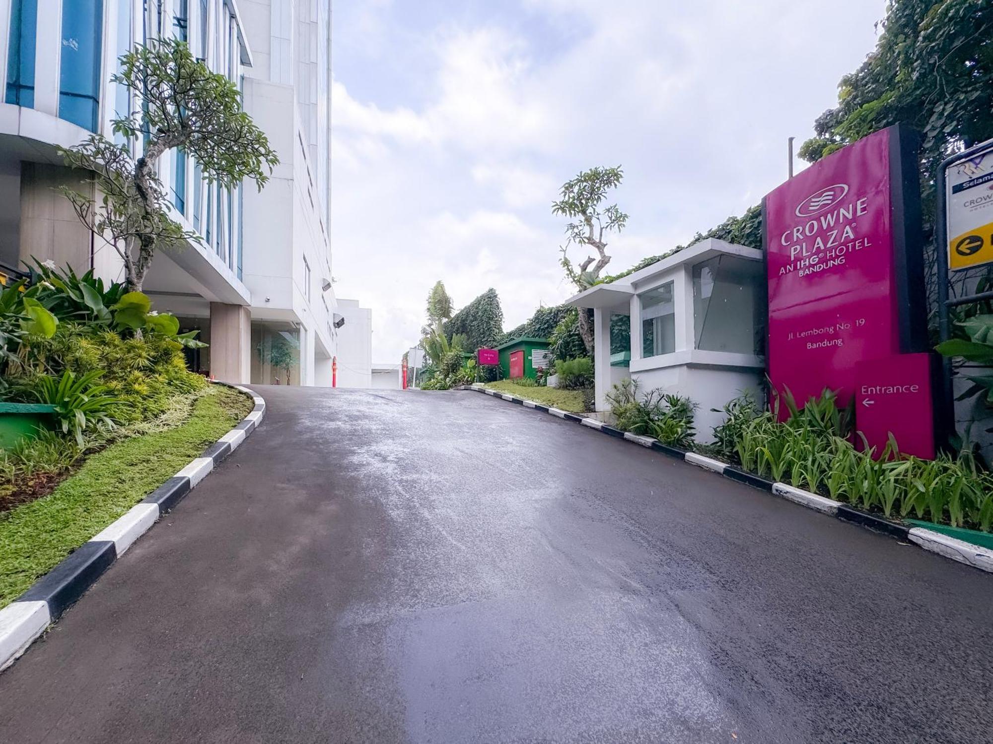 Hotel Crowne Plaza Bandung By Ihg Exterior foto